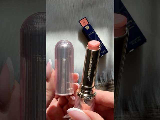Vídeo relacionado con Estée Lauder Futurist HydraPlump - Bálsamo labial tintado | Incluye ácido hialurónico + color adaptativo al pH, 2.8 g