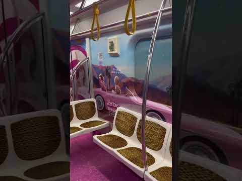 O metrô da linha 4 amarela de São Paulo decorado para o filme da Barbie✨#barbie #margotrobbie