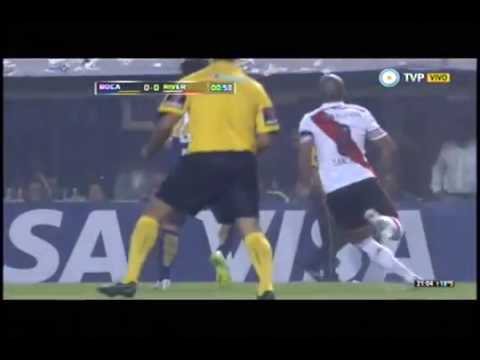 Patada de Osvaldo a Sanchez