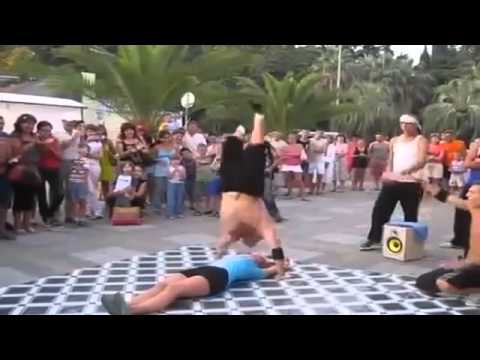 Break dance. Dziewczyna leży