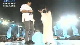 Download lagu Ungu feat. Rossa - Kupinang Kau Dengan Bismillah Live mp3