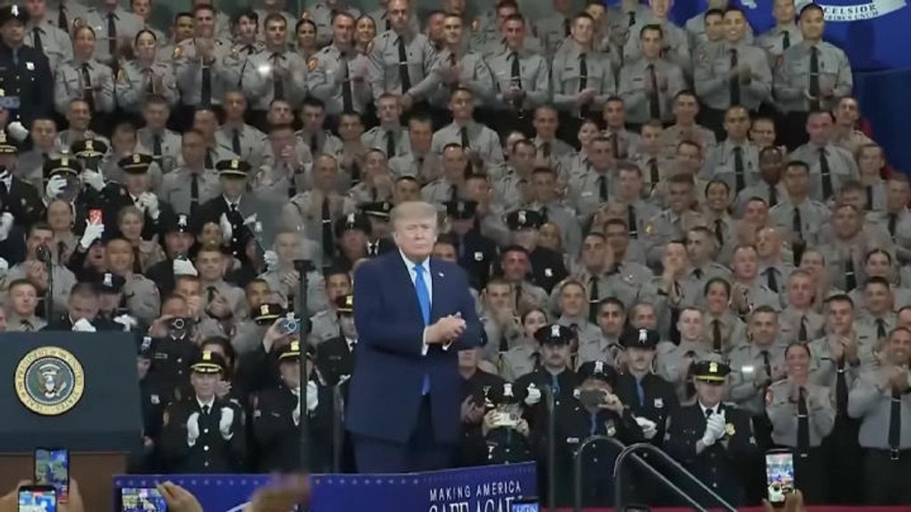 Trump entra ballando sulle note di 'God Bless U.S.A.' a un evento nello Stato di New York