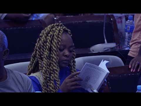 Pastora Janifer Cutane felicita o Apóstolo Onório Cutane por mais uma Obra literária