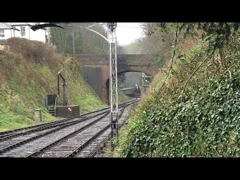 30925 Cheltenham rolls into alresford station