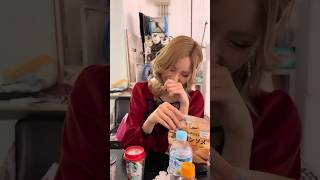 撮影前にお菓子を頬張るぴょなマリン