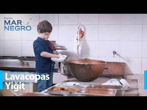 Yiğit trabaja como lavacopas - Mar Negro Capítulo 137 | Fugitiva