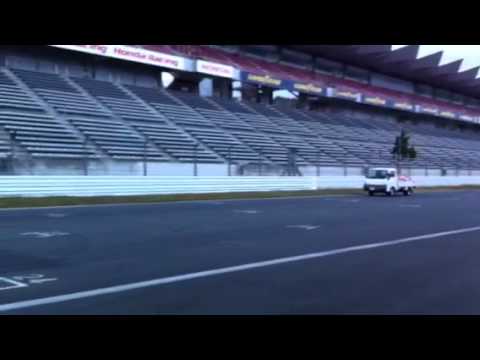 風洞内のぎっしり詰まったトラック