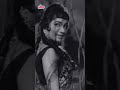 मनोज कुमार इस गाने में बेहद हैंडसम दिख