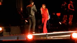 Alessandra Amoroso e Marco Mengoni cantano Monkey Man @ Arena di Verona