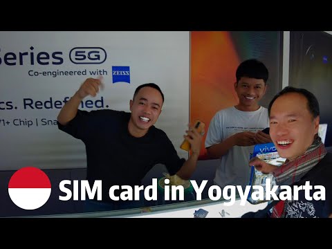 🇮🇩 making friends while getting my SIM card in Yogyakarta, Java Indonesia