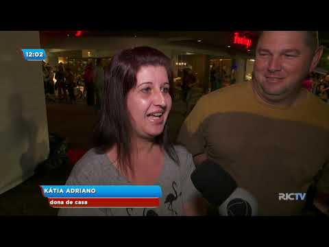 Blumenau: mesmo com chuva teve desfile da Oktoberfest na rua XV
