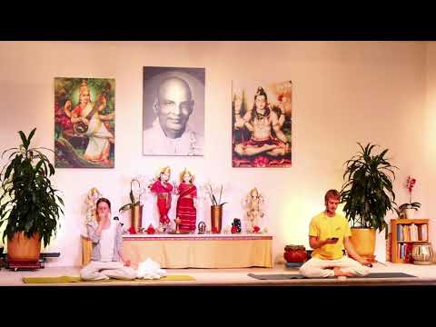 YOGA Mittelstufe  "Ankommenstunde" mit Adrian - Yoga Vidya Ashram Live - 17:00 Uhr 05.11.2021