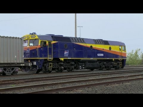 Diesel locomotive 42206 shunts a freight train - PoathTV Railroads and Trains in Australia part 7