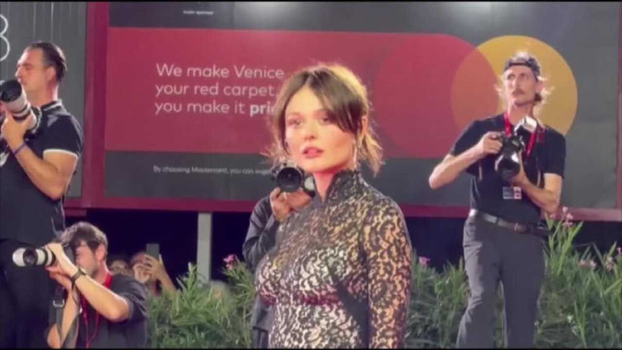 Venezia 83, Emily Alyn Lind sfila sul red carpet con un abito di pizzo nero e strascico