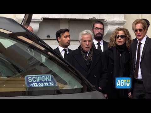 Valentino, addio all'imperatore della moda: l'arrivo del feretro alla camera ardente