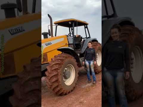 Noiva chega de trator em casamento em Goiás! 💍🔥