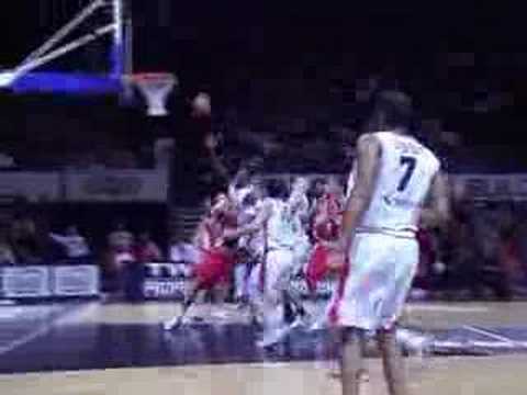 24 15-01-08 BCO-Nymburk - Brunner vecht voor de bal en kan i