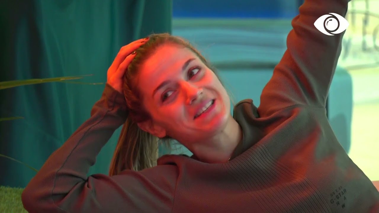 Nita emocionohet kur dëgjon këngën e saj