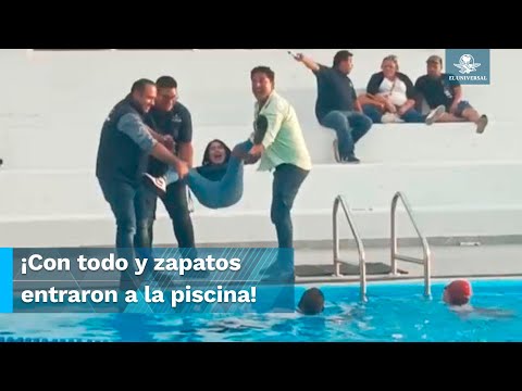 Captan a funcionarios en celebración nadando vestidos en alberca pública en Naucalpan