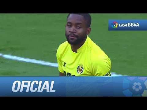 Remate de primeras de Bakambu que se va alto