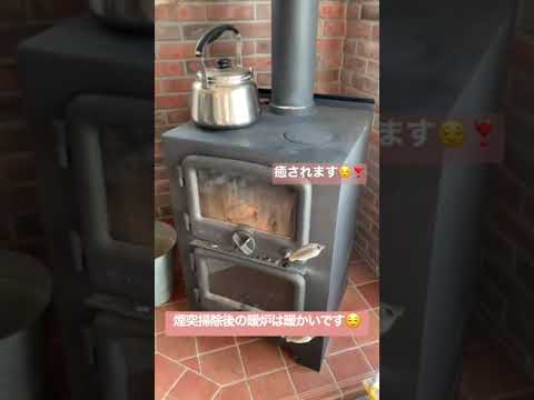 foyer-extérieur-cheminée-moderne-piscine-canape-droit-coussins