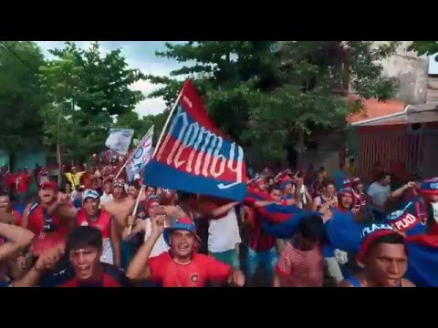 "La Mejor Hinchada del País. Segunda Caminata." Barra: La Plaza y Comando • Club: Cerro Porteño