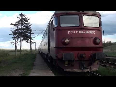 EA768 a depoului Iasi opreste in halta Probota cu R5423 Adjud - Suceava Nord - 24.04.2017