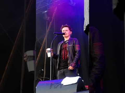 Michael Patrick Kelly/Missglückter Versuch das Medley zu spielen 😂 Witz plus geplapper