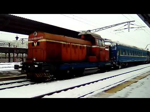 DHC 1250 cp 525 trăgând o garnitură de vagoane CFM