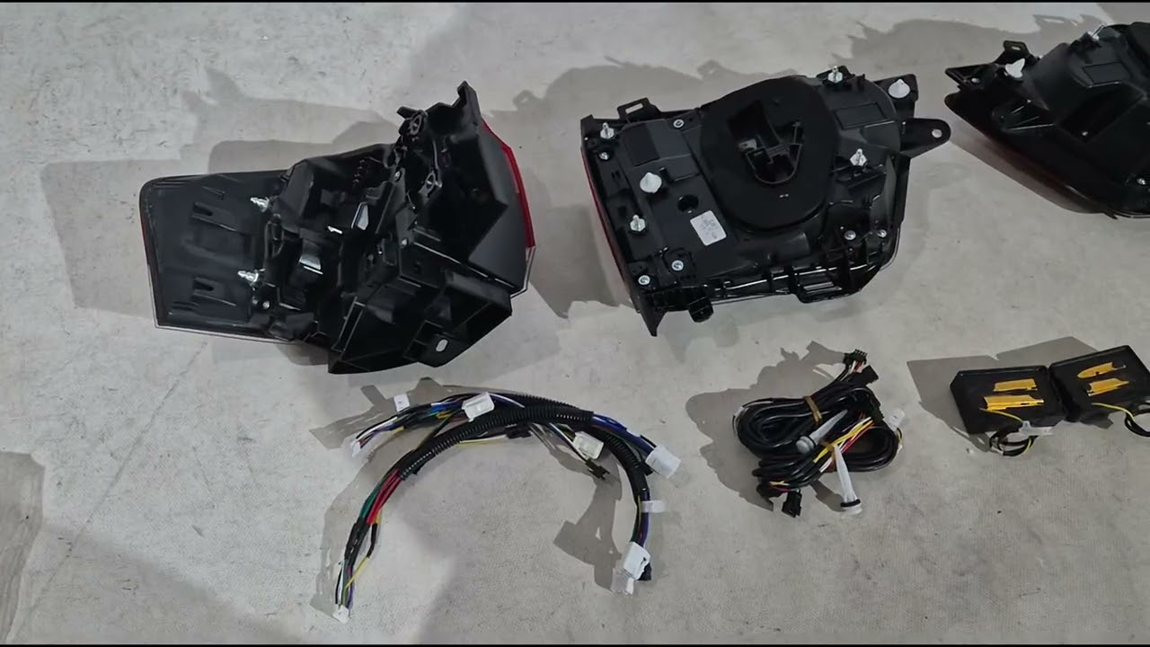 Toyota Land Cruiser 300 2021- Lampy tylne V1 (2 szt.) Video 1