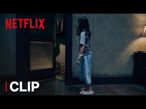 Video trailer för The Haunting of Hill House | Clip: Can You Spot What’s Hidden in the Closet? | Netflix