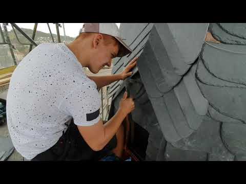 Ferienarbeiter Jeremy nagelt den Herz-Schlussstein an - Altdeutsche Deckung - Slate Roofer