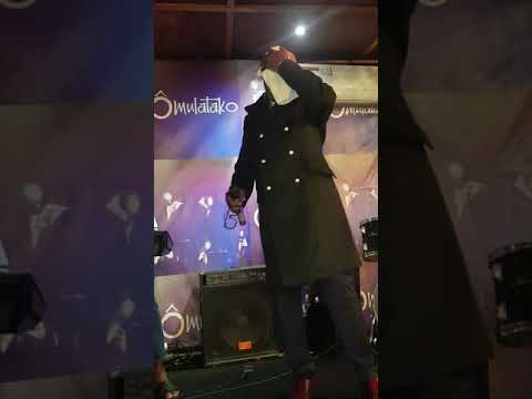 Longue Longue avec son fils  Ahii AHOO chantent "Mangué" au Mulatako de Deido.