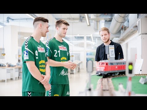 U20-Nationalspieler Max Staar und Lukas Kister informieren sich im NAZHA