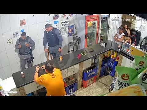 Police officer assaults man who hit his own mother in João Neiva, Espírito Santo.