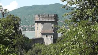 preview picture of video 'Visegrád, Salamon torony látképe, háttérben a Dunával, 120727-2-002'