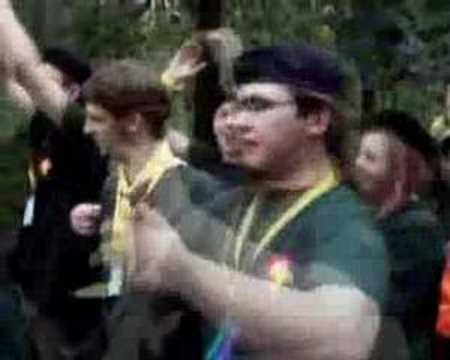 Zlot ZHP Kielce 2007 - Kolumna harcerzy czeka na wolna droge