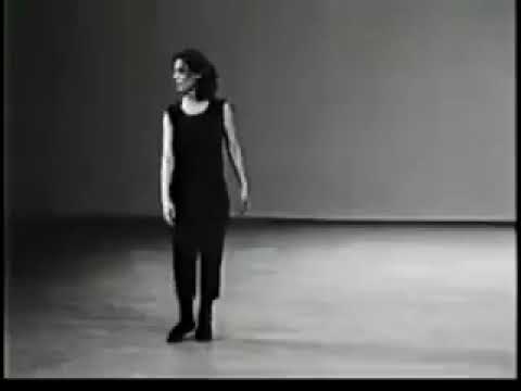 Η Yvonne Rainer [Υβόν Ραίνερ] ερμηνεύει το Trio A [Τρίο Α, 1966], αρχικά πρώτο μέρος του The Mind Is a Muscle [Ο νους είναι μυς], εμβληματικό έργο του μεταμοντέρνου χορού του Judson Dance Theater. Η χορογράφος οργανώνει την κίνηση σε αδιάκοπη, ομοιόμορφη ροή, χωρίς κορυφώσεις, επαναλήψεις ή βλεμματική επαφή με το κοινό, σύμφωνα με τις αρνήσεις του «No Manifesto» [«Μανιφέστο του όχι», 1965].