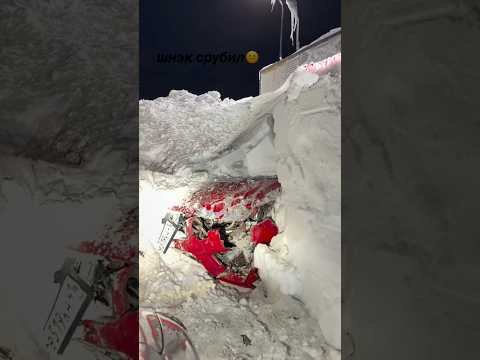 На Камчатке экскаватор не увидел машину под сугробом