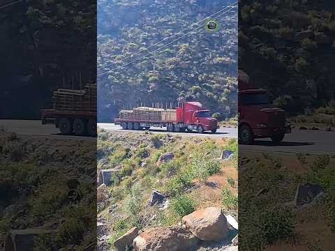 Hermosos camiones pasando por la entrada de Yura a Arequipa 🇵🇪. ##camioneros #rutasdelperú