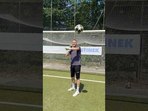 Klebriger Klaus hat zugeschlagen #shorts #fussball #comedy #torwart #sketch #parodie