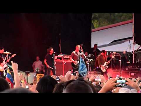 QOTSA Feat. Eddie Vedder - Little Sister Lollapalooza Chile 2013 [HD]