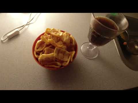 MongoTV_12163 - SPISER SKÅL BACON CHIPS EN VARM LØRDAG SOMMERAFTEN