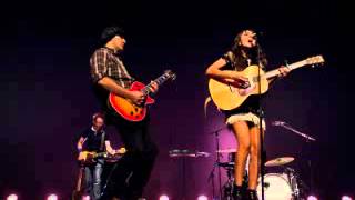 Amaral Performing &#39;Cazador&#39; live