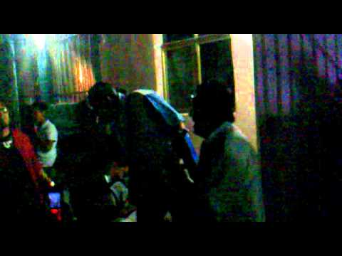 MR AZKOT Y EL MUERTO EN LA FIESTA DEL LEARD