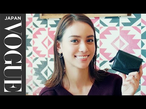 滝沢カレンのバッグの中身は？　カレン節全開でユニークなアイテムを大公開！| In The Bag | VOGUE JAPAN