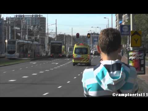 Ambulance 16-113 rijdt met spoed naar EMC Rotterdam vanaf een melding in Lekkerkerk