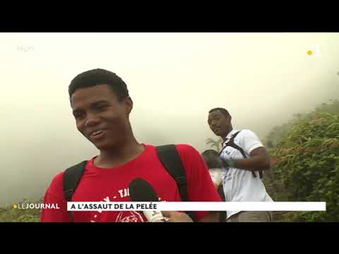 Les lycéens de Joseph Pernock du Lorrain escaladent  la montagne Pelée,