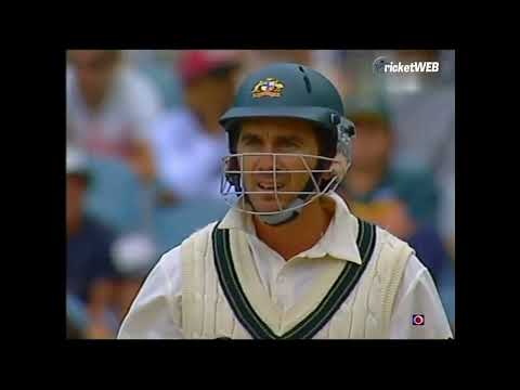 Shoaib Akhtar trying to kill Justin Langer with fiery of bouncers