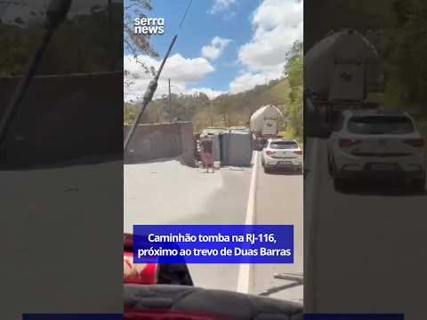Caminhão tomba na RJ-116 nas proximidades do trevo de Duas Barras